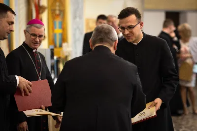 „Na swoje życie i swoje kapłaństwo trzeba popatrzeć w świetle Bożej miłości. Inaczej go nie pojmiemy ani my, ani ci, którzy będą na nas patrzeć” – mówił bp Jan Wątroba podczas Mszy św. z udzieleniem święceń prezbiteratu. 4 czerwca 2022 r. w kościele katedralnym jedenastu diakonów diecezji rzeszowskiej przyjęło sakrament kapłaństwa.
Do grona neoprezbiterów diecezji rzeszowskiej należą: ks. Sebastian Bełz z parafii w Nienadówce, ks. Krzysztof Lampart z parafii w Rudnej Wielkiej, ks. Mateusz Łachmanek z parafii w Lipinkach, ks. Karol Migut z parafii w Jasionce, ks. Marcin Murawski z parafii katedralnej w Rzeszowie, ks. Adrian Pazdan z parafii w Zagorzycach, ks. Tomasz Sienicki z parafii w Bieździedzy, ks. Dominik Świeboda z parafii w Palikówce, ks. Piotr Wąsacz z parafii bł. Władysława Findysza w Rzeszowie, ks. Mateusz Wojtuń z parafii w Święcanach oraz ks. Wiktor Zoła z parafii w Cieklinie.
Mszy św. przewodniczył i święceń udzielił bp Jan Wątroba. Eucharystię koncelebrowało około osiemdziesięciu księży, m.in: przełożeni Wyższego Seminarium Duchownego w Rzeszowie oraz proboszczowie i wikariusze z parafii rodzinnych neoprezbiterów. W Mszy św. uczestniczył abp Edward Nowak, bp Kazimierz Górny i bp Edward Białogłowski.
Zebranych w kościele katedralnym powitał ks. Krzysztof Gołąbek, proboszcz parafii.
W homilii bp Jan Wątroba nawiązał do słów z Ewangelii według św. Jana w których Chrystus tłumaczy co to znaczy być dobrym pasterzem. „Być kapłanem w Kościele Chrystusowym to znaczy mieć udział w Jego pasterskiej misji i stale upodabniać się do Dobrego Pasterza, który zna owce, karmi je, broni i jest gotów oddać życie dla ich dobra” – mówił hierarcha.
Po homilii odbył się obrzędy święceń: przyrzeczenie czci i posłuszeństwa Biskupowi Ordynariuszowi, Litania do Wszystkich Świętych podczas której kandydaci leżeli krzyżem, nałożenie rąk, modlitwa święceń oraz namaszczenie rąk krzyżmem i wręczenie chleba i wina. Podczas Liturgii Eucharystycznej nowo wyświęceni po raz pierwszy wyciągnęli dłonie nad chlebem i winem wypowiadając słowa konsekracji.
Na zakończenie Mszy św. ks. Tomasz Sienicki, podziękował w imieniu nowo wyświęconych wszystkim, którzy przyczynili się do przygotowania ich do kapłaństwa. Słowa wdzięczności, m.in. przełożonym Wyższego Seminarium Duchownego w Rzeszowie i rodzicom neoprezbiterów, wypowiedział bp Jan Wątroba. 
W drodze do zakrystii neoprezbiterzy zatrzymali się przy figurze Matki Bożej Fatimskiej zawierzając swoje kapłaństwo Matce Bożej.
W niedzielę, 5 czerwca, w Uroczystość Zesłania Ducha Świętego, neoprezbiterzy będą sprawować w swoich rodzinnych parafiach uroczyste Msze św. prymicyjne, a w najbliższych tygodniach otrzymają skierowania do parafii.

Fot. ks. Jakub Nagi oraz biala-wrona.pl
