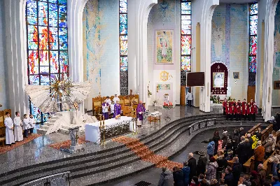 W Wielki Piątek 15.04.2022 r. w Katedrze Rzeszowskiej Liturgii na cześć Męki Pańskiej przewodniczył bp Jan Wątroba.
Mękę naszego Pana Jezusa Chrystusa według świętego Jana śpiewali:
ks. Julian Wybraniec - Jezus
Karol Baraniewicz - Ewangelista
ks. Szczepan Węglowski - Inni
Chór WSD Rzeszów pod dyrekcją ks. dra Andrzeja Widaka
fot. Joanna Prasoł