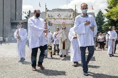 W uroczystość Najświętszego Ciała i Krwi Chrystusa Mszy Świętej w naszej Katedrze przewodniczył ks. proboszcz Krzysztof Gołąbek. Homilię wygłosił ks. Julian Wybraniec - wikariusz katedralny. Po zakończeniu liturgii wyruszyła procesja eucharystyczna do czterech ołtarzy rozmieszczonych wokół Katedry. W roku setnej rocznicy urodzin św. Jana Pawła II każdy z ołtarzy zawierał wizerunek Ojca Świętego i hasła inspirowane encykliką papieża pt. „Ecclesia de Eucharistia”: „Eucharystia sercem świata”, „Żyjemy dzięki Eucharystii”, „Eucharystia tworzy wspólnotę” i „Eucharystia bramą do nieba”. 