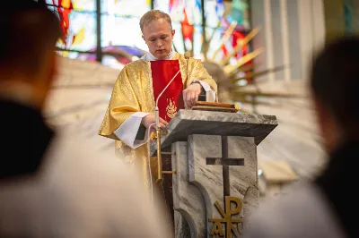 „Na swoje życie i swoje kapłaństwo trzeba popatrzeć w świetle Bożej miłości. Inaczej go nie pojmiemy ani my, ani ci, którzy będą na nas patrzeć” – mówił bp Jan Wątroba podczas Mszy św. z udzieleniem święceń prezbiteratu. 4 czerwca 2022 r. w kościele katedralnym jedenastu diakonów diecezji rzeszowskiej przyjęło sakrament kapłaństwa.
Do grona neoprezbiterów diecezji rzeszowskiej należą: ks. Sebastian Bełz z parafii w Nienadówce, ks. Krzysztof Lampart z parafii w Rudnej Wielkiej, ks. Mateusz Łachmanek z parafii w Lipinkach, ks. Karol Migut z parafii w Jasionce, ks. Marcin Murawski z parafii katedralnej w Rzeszowie, ks. Adrian Pazdan z parafii w Zagorzycach, ks. Tomasz Sienicki z parafii w Bieździedzy, ks. Dominik Świeboda z parafii w Palikówce, ks. Piotr Wąsacz z parafii bł. Władysława Findysza w Rzeszowie, ks. Mateusz Wojtuń z parafii w Święcanach oraz ks. Wiktor Zoła z parafii w Cieklinie.
Mszy św. przewodniczył i święceń udzielił bp Jan Wątroba. Eucharystię koncelebrowało około osiemdziesięciu księży, m.in: przełożeni Wyższego Seminarium Duchownego w Rzeszowie oraz proboszczowie i wikariusze z parafii rodzinnych neoprezbiterów. W Mszy św. uczestniczył abp Edward Nowak, bp Kazimierz Górny i bp Edward Białogłowski.
Zebranych w kościele katedralnym powitał ks. Krzysztof Gołąbek, proboszcz parafii.
W homilii bp Jan Wątroba nawiązał do słów z Ewangelii według św. Jana w których Chrystus tłumaczy co to znaczy być dobrym pasterzem. „Być kapłanem w Kościele Chrystusowym to znaczy mieć udział w Jego pasterskiej misji i stale upodabniać się do Dobrego Pasterza, który zna owce, karmi je, broni i jest gotów oddać życie dla ich dobra” – mówił hierarcha.
Po homilii odbył się obrzędy święceń: przyrzeczenie czci i posłuszeństwa Biskupowi Ordynariuszowi, Litania do Wszystkich Świętych podczas której kandydaci leżeli krzyżem, nałożenie rąk, modlitwa święceń oraz namaszczenie rąk krzyżmem i wręczenie chleba i wina. Podczas Liturgii Eucharystycznej nowo wyświęceni po raz pierwszy wyciągnęli dłonie nad chlebem i winem wypowiadając słowa konsekracji.
Na zakończenie Mszy św. ks. Tomasz Sienicki, podziękował w imieniu nowo wyświęconych wszystkim, którzy przyczynili się do przygotowania ich do kapłaństwa. Słowa wdzięczności, m.in. przełożonym Wyższego Seminarium Duchownego w Rzeszowie i rodzicom neoprezbiterów, wypowiedział bp Jan Wątroba. 
W drodze do zakrystii neoprezbiterzy zatrzymali się przy figurze Matki Bożej Fatimskiej zawierzając swoje kapłaństwo Matce Bożej.
W niedzielę, 5 czerwca, w Uroczystość Zesłania Ducha Świętego, neoprezbiterzy będą sprawować w swoich rodzinnych parafiach uroczyste Msze św. prymicyjne, a w najbliższych tygodniach otrzymają skierowania do parafii.

Fot. ks. Jakub Nagi oraz biala-wrona.pl
