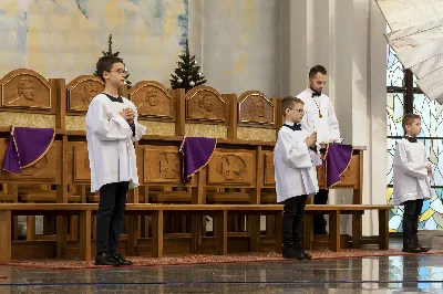 W IV Niedzielę Adwentu (19 grudnia) 3 chłopców (Oliwier, Sebastian i Dawid) podczas Mszy Świętej o godz. 12.00 zostało przyjętych przez ks. Krzysztofa Gołąbka – proboszcza naszej Katedry – do grona Liturgicznej Służby Ołtarza. Po rocznej formacji i odpowiednim przygotowaniu przez ks. Pawła Wójcika i ceremoniarza Rafała Waszczaka doczekali się tego wyjątkowego dnia, w którym mogli nałożyć kołnierzyki oraz otrzymać legitymacje ministranckie z ukończonym pierwszym stopniem choralisty. Cieszymy się, że powiększyło się grono LSO i jednocześnie zachęcamy innych młodych chłopców do służby przy ołtarzu. Fot. Joanna Prasoł