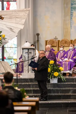 W czwartek 5 listopada o godz. 11.00 Mszą Świętą pogrzebową pożegnaliśmy śp. ks. inf. Stanisława Maca - pierwszego proboszcza i budowniczego Rzeszowskiej Katedry, byłego prepozyta Kapituły Katedralnej i długoletniego dziekana dekanatu Rzeszów – Katedra.  Mszy Świętej przewodniczył bp Jan Wątroba, homilię wygłosił ks. Stanisław Potera. W koncelebrze uczestniczył bp Stanisław Jamrozek - biskup pomocniczy przemyski i ok. 50 księży. fot. Dariusz Kamiński Fotografiarzeszow