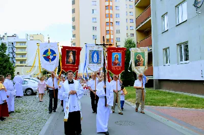 W czwartek w Uroczystość Najświętszego Ciała i Krwi Pańskiej (Boże Ciało) Msza Święta parafialna o godz. 12.00 była sprawowana na osiedlu Drabinianka na placu zieleni między ul. Graniczną i Zieloną. Dziękujemy parafianom za zaangażowanie i pomoc w przygotowaniu ołtarzy: - Ołtarz Mszy Świętej - Spółdzielnia Mieszkaniowa Metalowiec i mieszkańcy ul. Zielonej. - I ołtarz przy kapliczce Matki Bożej Fatimskiej – mieszkańcy bloku ul. Cicha 9. - II ołtarz przy Akademikach – mieszkańcy bloków ul. Cicha 3 i 7. - III ołtarz przed „Energetykiem” mieszkańcy bloku Kwiatkowskiego 5. - IV ołtarz obok bloków ul. Graniczna 4a i 4b – mieszkańcy tychże bloków.  fot. Andrzej Kotowicz