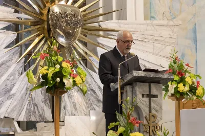 W poniedziałek 13 czerwca miało miejsce kolejne w tym roku uroczyste Nabożeństwo Fatimskie. O godz. 18.40 zostały przedstawione prośby i podziękowania do Matki Bożej Fatimskiej, w intencji których sprawowana była także Msza Święta o godz. 19.00. Eucharystii przewodniczył i homilię wygłosił ks. Tadeusz Pindara. Po Mszy Świętej ks. Tomasz Bać wraz z parafianami parafii Bożego Miłosierdzia przewodniczyli modlitwie różańcowej przy figurze Matki Bożej Fatimskiej. Nabożeństwo zakończył Apel Jasnogórski. Dziękujemy parafii pw. Matki Bożej Częstochowskiej w Rzeszowie (Drabinianka) za przygotowanie liturgii oraz parafii pw. Miłosierdzia Bożego (Biała) za prowadzenie modlitwy różańcowej. fot. Joanna Prasoł