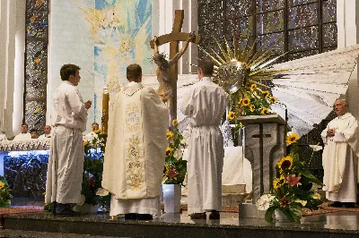 W piątek 13 września przeżywaliśmy uroczyste Nabożeństwo Fatimskie. Mszy Świętej przewodniczył ks. Jacek Pasela. Kazanie wygłosił ks. Michał Domasik. O godz. 18.40 zostały przedstawione prośby i podziękowania do Matki Bożej Fatimskiej, w intencji których sprawowana była także Msza Święta. Śpiewał chór z parafii pw. Św. Jadwigi Królowej pod dyrekcją Marcina Kaławaja. Po Mszy Świętej wyruszyła procesja z figurą Matki Bożej i relikwiami świętych Dzieci Fatimskich. Nabożeństwo zakończył Apel Jasnogórski. Dziękujemy parafii pw. Św. Jadwigi Królowej za przygotowanie liturgii oraz parafii pw. Michała Archanioła za prowadzenie modlitwy różańcowej. fot. Joanna Prasoł 