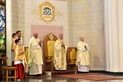 W ostatnią sobotę sierpnia katedralni parafianie pod opieką księdza proboszcza Krzysztofa Gołąbka pielgrzymowali do klasztoru na Świętym Krzyżu oraz Kielc.
Pierwszym punktem był spacer na platformę widokowo-obserwacyjną, gdzie mogliśmy podziwiać jedne z największych gołoborzy w Polsce. Gołoborza łysogórskie tworzą interesujące pola kamieni pośród lasów Puszczy Jodłowej. Nasyceni malowniczymi widokami udaliśmy się do Klasztoru Oblatów, gdzie z przewodnikiem zwiedziliśmy kryptę księcia Jeremiego Wiśniowieckiego, poznaliśmy historię powstawania Klasztoru oraz jego burzliwe dzieje. Zwiedziliśmy muzeum misyjne Ojców Oblatów i dotarliśmy do kaplicy, gdzie znajdują się relikwie drzewa Krzyża Świętego. W skupieniu i refleksji uczestniczyliśmy w modlitwie, błogosławieństwie i ucałowaniu relikwiarza.
Najważniejszym punktem na naszym pielgrzymim szlaku była Msza Święta sprawowana przez księdza proboszcza Krzysztofa Gołąbka w intencjach wszystkich uczestników pielgrzymki. Była ona dla nas szczególnym przeżyciem, ponieważ była odprawiana w Bazylice Mniejszej pw. Trójcy Świętej, sąsiadującej z kaplicą, w której znajduje się cząstka Ziemi Świętej – relikwie Świętego Krzyża. Po Mszy Świętej przyszedł czas na indywidualne zwiedzanie – wykorzystaliśmy go, aby wejść na platformę widokową wieży, skąd rozpościerają się wspaniałe i zachwycające widoki.
Następnie pojechaliśmy do Kielc, gdzie przy słonecznej pogodzie spacerowaliśmy po Rezerwacie Kadzielnia, podziwiając dawny kamieniołom, Skałkę Geologów, Pomnik Dekalogu oraz amfiteatr kielecki.
Z uwagi na wspaniały wystrój i wyjątkowe zabytki Bazyliki Katedralnej Wniebowzięcia Najświętszej Maryi Panny, ta świątynia na długo pozostanie w naszej pamięci. Podziwialiśmy również znajdujący się obok Bazyliki były Pałac Biskupów Krakowskich (obecnie znajduje się tam Muzeum Narodowe) oraz znajdujący się za nim ogród włoski.
Wycieczkę zakończyliśmy spacerem po rynku kieleckim, gdzie mogliśmy zobaczyć wyjątkowe mieszczańskie kamienice sprzed 150 lat.
Czas pielgrzymki był dla wszystkich pielgrzymów dobrze i owocnie spędzonym dniem. Nie zabrakło w nim modlitwy i refleksji, a także zachwytu nad pięknem przyrody i historycznymi zabytkami. Zachęcamy wszystkich do udziału w kolejnych pielgrzymkach.
Agnieszka i Arkadiusz Sowa
fot. Andrzej Kotowicz 