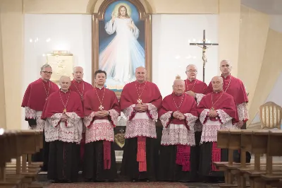 W czwartek 18 listopada, we wspomnienie bł. Karoliny Kózkówny – współpatronki Diecezji Rzeszowskiej, w Katedrze Rzeszowskiej o godz. 18.00 miała miejsce uroczysta Msza Święta, podczas której w poczet Kapituły Katedralnej został włączony ks. Michał Rurak. W uroczystości uczestniczyli przedstawiciele Kapituły Katedralnej, przedstawiciel Kapituły Archikatedralnej w Przemyślu – ks. Mieczysław Rusin oraz kapłani posługujący w Katedrze Rzeszowskiej. Mszy Świętej przewodniczył ks. Krzysztof Gołąbek – proboszcz Katedry i prepozyt Kapituły Katedralnej, homilię zaś wygłosił ks. dr Krzysztof Golas. Uroczystość rozpoczęła się odczytaniem przez ks. Jana Szczupaka – dziekana Kapituły Katedralnej – dekretu biskupa Jana Wątroby o włączeniu ks. Michała Ruraka do grona kanoników oraz o ustanowieniu go Kanonikiem Penitencjarzem kościoła Katedralnego w Rzeszowie. Następnie prepozyt Kapituły poświęcił dystynktorium kanonickie i wprowadził nowego kanonika w urząd. Ten zaś w stroju chórowym zajął miejsce w katedralnych stallach. Nowy kanonik po homilii złożył wyznanie wiary związane z obejmowaniem urzędu w kościele. Tytuł kanonika przyznawany jest przez biskupa diecezji jako wyróżnienie za zaangażowanie kapłana w życie Kościoła. Historycznie kanonikami byli księża skupieni wokół biskupa, któremu pomagali w zarządzaniu lokalnym Kościołem. Obowiązani byli określoną regułą, czyli kanonem praw: stąd pochodzi nazwa „kanonik”. Kapituła katedralna w Rzeszowie jest kolegium kapłanów diecezji rzeszowskiej, powołanym 22 lutego 1993 r. przez Stolicę Apostolską na wniosek biskupa rzeszowskiego Kazimierza Górnego. Zadaniem Kapituły jest sprawowanie bardziej uroczystych czynności liturgicznych w kościele katedralnym, troska o rozwój instytucji duszpasterskich i wychowawczych w diecezji oraz pełnienie zadań zleconych jej przez prawo lub biskupa diecezjalnego. Przedstawiciel Kapituły może uczestniczyć w wizytacjach kanonicznych parafii dokonywanych przez księży biskupów. Kanonicy zajmują miejsca w stallach według ustalonej kolejności podyktowanej datą ich nominacji. Pierwsze miejsce w stallach po prawej stronie jest przeznaczone dla prepozyta, a po stronie lewej dla dziekana. Na czele Kapituły stoi prepozyt, który jest jej przewodniczącym. Obecnie funkcję tę pełni proboszcz Katedry ks. Krzysztof Gołąbek. Statuty Kapituły Katedralnej w Rzeszowie wymieniają jeszcze pięć innych urzędów: •	dziekan (ks. Jan Szczupak) – zastępca prepozyta: służy mu pomocą, zastępuje go w razie nieobecności, uzgadnia udział Kapituły w uroczystościach religijnych i patriotycznych, •	scholastyk (ks. inf. Wiesław Szurek) – odpowiedzialny za archiwum, bibliotekę, •	skarbnik (ks. Stanisław Potera) – odpowiedzialny za finanse kapituły, •	penitencjarz (ks. Michał Rurak) – spowiednik w kościele katedralnym, •	sekretarz (ks. Józef Kula). Strój chórowy Rzeszowskiej Kapituły Katedralnej stanowi czarna sutanna z fioletowymi guzikami i obszywkami, rokieta, biret z fioletowym pomponem, mantolet koloru czarnego obszyty fioletowym sznurkiem, łańcuch z dystynktorium w kształcie krzyża, z podobizną św. Józefa Sebastiana Pelczara – patrona diecezji – oraz pierścień. Strój chórowy obowiązuje kanoników podczas uroczystości kościelnych, zwłaszcza z udziałem biskupa rzeszowskiego, na terenie diecezji rzeszowskiej. Odznaczenia kanonickie są dożywotnie. Ks. Kanonikowi Michałowi Rurakowi serdecznie gratulujemy oraz życzymy wielu łask Bożych w posłudze w Rzeszowskiej Katedrze dla dobra kościoła parafialnego i diecezjalnego. Ks. Michał Rurak urodził się w 1957 r. w Kamieniu. Szkołę podstawową ukończył w Cholewianej Górze. Swą naukę kontynuował w Liceum Ogólnokształcącym w Rudniku, a w 1976 r. wstąpił do Wyższego Seminarium Duchownego w Przemyślu. 20 czerwca 1982 r. przyjął święcenia kapłańskie z rąk biskupa Ignacego Tokarczuka. Posługiwał w parafiach: Rymanów Zdrój (1982-1985), Rzeszów – Matki Bożej Różańcowej (1985-1987), Przemyśl – Św. Benedykta, Cyryla i Metodego (1987-1989), Chmielnik (1989-1992). W 1992 r. został proboszczem w Cieklinie. Od 1993 r. posługuje w Katedrze Rzeszowskiej. Fot. Małgorzata Ryndak