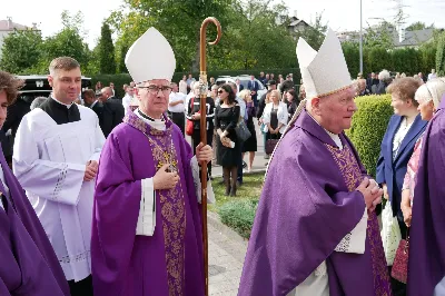 W kościele katedralnym w Rzeszowie, 2 września 2022 r., odbyły się uroczystości pogrzebowe śp. Tadeusza Ferenca, wieloletniego prezydenta Rzeszowa.

Przed rozpoczęciem liturgii Prezydent RP Andrzej Duda odznaczył pośmiertnie śp. Tadeusza Ferenca Orderem Odrodzenia Polski.

Mszy św. przewodniczył bp Jan Wątroba. W koncelebrze wziął udział bp Kazimierz Górny, ks. infułat Wiesław Szurek i 27 kapłanów.

Homilię wygłosił bp Jan Wątroba.

Obrzędy ostatniego pożegnania odbyły się w kościele katedralnym. Następnie kondukt pogrzebowy ulicami miasta udał się na Cmentarz Wilkowyja w Rzeszowie, gdzie odbył się pochówek śp. Tadeusza Ferenca.

fot. ks. Jakub Nagi, Kurier Rzeszowski - portal, gazeta, TVi 