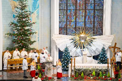 „Nasza wdzięczność jest szczególna wobec osób konsekrowanych za ich czytelne świadectwo wiary i za to, że żyjąc wiarą na co dzień ukazują chrystusowy styl życia” – mówił biskup Jan Wątroba podczas Mszy św. w katedrze rzeszowskiej w święto Ofiarowania Pańskiego. W Eucharystii, z okazji swojego święta patronalnego, uczestniczyły osoby konsekrowane posługujące w diecezji rzeszowskiej.
Mszy św. w katedrze rzeszowskiej przewodniczył bp Jan Wątroba, który modlił się w intencji osób konsekrowanych, przeżywających w święto Ofiarowania Pańskiego (02.02.) swoje święto patronalne. Eucharystię koncelebrował ks. Stanisław Kamiński, wikariusz biskupi ds. zakonnych, a także 9 kapłanów.
Na początku Mszy św. ks. Stanisław Kamiński powitał zebranych i wprowadził w przeżywaną liturgię. Następnie odbył się obrzęd błogosławieństwa świec i procesja z dolnego kościoła do głównej części katedry rzeszowskiej
Homilię wygłosił bp Jan Wątroba, który w pierwszej części, odnosząc się do przeżywanego święta, nawiązał do postawy Matki Najświętszej i św. Józefa. „Maryja uczy nas, że wierność Bogu oznacza wypełnianie prawa Bożego. Ona wypełniła wszystko bez wyjątku. Choć sama nie potrzebowała oczyszczenia, pozostała jednak posłuszna prawu. Skromna, prosta, uboga kobieta, poddana Bogu. W postawie Maryi i Józefa można dostrzec piękną lekcję dla rodziców i wychowawców. Rodzice powinni przedstawiać, czyli zawierzać swoje dzieci Panu Bogu. To jest gest wdzięczności wobec Stwórcy, a także znak wielkiej pokory wobec niełatwej misji rodzicielskiej i wychowawczej. Pełny rozwój człowieka dokonuje się dzięki Bożej łasce, a rodzice powinni się czuć narzędziem Bożej łaski, dlatego powinni często błogosławić swoje dzieci, modlić się za nie i z nimi oraz wciąż na nowo zawierzać je Panu Bogu” – mówił bp Wątroba.
Biskup Rzeszowski odnosząc się do obchodzonego Dnia życia konsekrowanego powiedział: „Trzy elementy wspólnoty: słowo, wierność i otwarcie na Ducha Świętego stanowią istotę życia każdej osoby konsekrowanej. Rozważać słowo Boże, trwać wiernie na modlitwie i być otwartym na to, co Duch Święty chce nam powiedzieć, to wypełnić powołanie do życia konsekrowanego, a jednocześnie wyznać wiarę w Kościół Chrystusowy. Nasza wdzięczność jest szczególna wobec osób konsekrowanych za ich czytelne świadectwo wiary i za to, że żyjąc wiarą na co dzień ukazują chrystusowy styl życia. Towarzyszą nam przez swoją pełną zatroskania miłosierną obecność, ale także przez milczącą obecność przepełnioną modlitwą w intencjach Kościoła, świata, a także poszczególnych osób i wspólnot”.
Po homilii osoby konsekrowane zgromadzone w katedrze odnowiły swoje przyrzeczenia.
Na zakończenie liturgii s. Agata Jakieła CSFN, referentka diecezjalna ds. życia konsekrowanego, podziękowała bp. Janowi Wątrobie za przewodniczenie liturgii i modlitwę w intencji osób życia konsekrowanego.
W Eucharystii w rzeszowskiej katedrze uczestniczyło prawie 100 osób życia konsekrowanego, a pośród nich ojcowie i bracia zakonni, siostry zakonne, wdowy i dziewice konsekrowane oraz członkowie instytutów świeckich. Śpiewy podczas liturgii wykonała Katedralna Schola Liturgiczna pod dyrekcją ks. Juliana Wybrańca, a przy organach zasiadł katedralny organista – Wiesław Siewierski. 

fot. Jola Warchoł