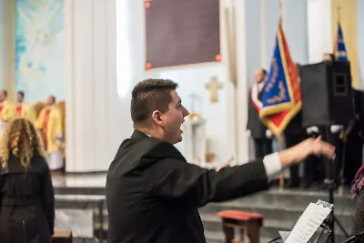 Uroczystość Chrystusa Króla to także święto Akcji Katolickiej i KSM-u. Centralnej uroczystości w Katedrze przewodniczył biskup diecezjalny Jan Wątroba. Eucharystię koncelebrowało 25 księży, wśród nich ks. Stanisław Potera – asystent diecezjalny AK i ks. Tomasz Ryczek – asystent diecezjalny KSM. Po wyznaniu wiary 88 młodych osób złożyło przyrzeczenie Katolickiego Stowarzyszenia Młodzieży. Obrzęd przyrzeczenia prowadził Paweł Grodzki – prezes KSM Diecezji Rzeszowskiej. Ceremonia zakończyła się odśpiewaniem hymnu KSM i zawołaniem: „Przez cnotę, naukę i pracę, służyć Bogu i Ojczyźnie, Gotów!”

Po Komunii św. bp Jan Wątroba, razem z ks. Stanisławem Poterą, wręczył nominacje 20 nowym prezesom oddziałów parafialnych Akcji Katolickiej. Krótkie przemówienia wypowiedzieli kolejno: Jeremi Kalkowski – prezes Zarządu Diecezjalnego Instytutu AK i Paweł Grodzki.

Po Komunii św. wszyscy zebrani uklękli przed Najświętszym Sakramentem. Biskup Ordynariusz odczytał Jubileuszowy Akt Przyjęcia Jezusa Chrystusa za Króla i Pana.

Po Mszy św. bp Jan Wątroba wręczył odznaki i legitymacje nowym członkom KSM.

fot. Fotografiarzeszow