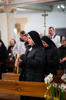 „Nasza wdzięczność jest szczególna wobec osób konsekrowanych za ich czytelne świadectwo wiary i za to, że żyjąc wiarą na co dzień ukazują chrystusowy styl życia” – mówił biskup Jan Wątroba podczas Mszy św. w katedrze rzeszowskiej w święto Ofiarowania Pańskiego. W Eucharystii, z okazji swojego święta patronalnego, uczestniczyły osoby konsekrowane posługujące w diecezji rzeszowskiej.
Mszy św. w katedrze rzeszowskiej przewodniczył bp Jan Wątroba, który modlił się w intencji osób konsekrowanych, przeżywających w święto Ofiarowania Pańskiego (02.02.) swoje święto patronalne. Eucharystię koncelebrował ks. Stanisław Kamiński, wikariusz biskupi ds. zakonnych, a także 9 kapłanów.
Na początku Mszy św. ks. Stanisław Kamiński powitał zebranych i wprowadził w przeżywaną liturgię. Następnie odbył się obrzęd błogosławieństwa świec i procesja z dolnego kościoła do głównej części katedry rzeszowskiej
Homilię wygłosił bp Jan Wątroba, który w pierwszej części, odnosząc się do przeżywanego święta, nawiązał do postawy Matki Najświętszej i św. Józefa. „Maryja uczy nas, że wierność Bogu oznacza wypełnianie prawa Bożego. Ona wypełniła wszystko bez wyjątku. Choć sama nie potrzebowała oczyszczenia, pozostała jednak posłuszna prawu. Skromna, prosta, uboga kobieta, poddana Bogu. W postawie Maryi i Józefa można dostrzec piękną lekcję dla rodziców i wychowawców. Rodzice powinni przedstawiać, czyli zawierzać swoje dzieci Panu Bogu. To jest gest wdzięczności wobec Stwórcy, a także znak wielkiej pokory wobec niełatwej misji rodzicielskiej i wychowawczej. Pełny rozwój człowieka dokonuje się dzięki Bożej łasce, a rodzice powinni się czuć narzędziem Bożej łaski, dlatego powinni często błogosławić swoje dzieci, modlić się za nie i z nimi oraz wciąż na nowo zawierzać je Panu Bogu” – mówił bp Wątroba.
Biskup Rzeszowski odnosząc się do obchodzonego Dnia życia konsekrowanego powiedział: „Trzy elementy wspólnoty: słowo, wierność i otwarcie na Ducha Świętego stanowią istotę życia każdej osoby konsekrowanej. Rozważać słowo Boże, trwać wiernie na modlitwie i być otwartym na to, co Duch Święty chce nam powiedzieć, to wypełnić powołanie do życia konsekrowanego, a jednocześnie wyznać wiarę w Kościół Chrystusowy. Nasza wdzięczność jest szczególna wobec osób konsekrowanych za ich czytelne świadectwo wiary i za to, że żyjąc wiarą na co dzień ukazują chrystusowy styl życia. Towarzyszą nam przez swoją pełną zatroskania miłosierną obecność, ale także przez milczącą obecność przepełnioną modlitwą w intencjach Kościoła, świata, a także poszczególnych osób i wspólnot”.
Po homilii osoby konsekrowane zgromadzone w katedrze odnowiły swoje przyrzeczenia.
Na zakończenie liturgii s. Agata Jakieła CSFN, referentka diecezjalna ds. życia konsekrowanego, podziękowała bp. Janowi Wątrobie za przewodniczenie liturgii i modlitwę w intencji osób życia konsekrowanego.
W Eucharystii w rzeszowskiej katedrze uczestniczyło prawie 100 osób życia konsekrowanego, a pośród nich ojcowie i bracia zakonni, siostry zakonne, wdowy i dziewice konsekrowane oraz członkowie instytutów świeckich. Śpiewy podczas liturgii wykonała Katedralna Schola Liturgiczna pod dyrekcją ks. Juliana Wybrańca, a przy organach zasiadł katedralny organista – Wiesław Siewierski. 

fot. Jola Warchoł