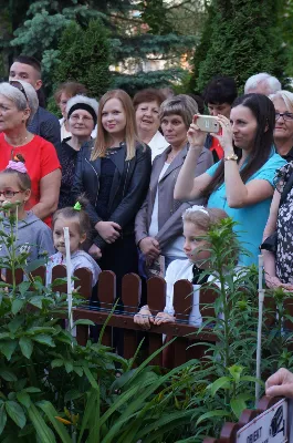 W sobotę 12 maja o godz.19.00 w ramach corocznych nabożeństw majowych przy kapliczkach osiedlowych w naszej parafii, przy ul. Cichej przy figurze Matki Bożej modlitwy poprowadził ks. Krzysztof Gołąbek - proboszcz Katedry. Kantorem był organista Wiesław Siewierski. fot. Rafał Waszczak