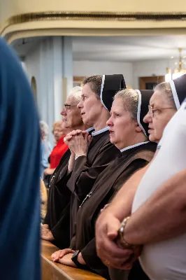 W niedzielę 13 sierpnia przeżywaliśmy kolejne w tym roku Nabożeństwo Fatimskie. O godz. 18.40 zostały przedstawione prośby i podziękowania do Matki Bożej Fatimskiej, w intencji których sprawowana była także Msza Święta. Eucharystii przewodniczył ks. Piotr Fortuna (proboszcz parafii Rzeszów-Matysówka), homilię zaś wygłosił ks. Jan Pyziak (proboszcz parafii Rzeszów-Matysówka w latach 1985-2018). Po Mszy Świętej wyruszyła procesja z figurą Matki Bożej, podczas której modlitwę różańcową prowadzili przedstawiciele parafii Rzeszów-Zalesie wraz ze swoim duszpasterzem ks. Łukaszem Jaskiem. Modlitwę ubogaciła obecność Orkiestry Dętej pod dyrekcją Tadeusza Cielaka. Nabożeństwo zakończył Apel Jasnogórski. fot. Joanna Prasoł