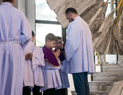 W V Niedzielę Wielkiego Postu, podczas Mszy Świętej o godz. 12:00, ks. Krzysztof Gołąbek – proboszcz naszej Katedry, przyjął do grona Liturgicznej Służby Ołtarza siedmiu nowych ministrantów. Po odpowiednim przygotowaniu, pod czujnym okiem ks. Pawła Wójcika oraz animatorów Adama i Miłosza, chłopcy otrzymali stopień ministranta choralisty – po raz pierwszy założyli kołnierzyki i otrzymali legitymacje ministranckie. To wyjątkowy moment i ogromna radość dla naszej wspólnoty! Podczas Mszy Świętej zaśpiewała Dziewczęca Schola Katedralna. Serdecznie gratulujemy chłopcom odwagi oraz życzymy wytrwałości w tej pięknej służbie przy Ołtarzu Pana Jezusa. Jeśli chcesz dołączyć do grona ministrantów – serdecznie zapraszamy! Zainteresowanych prosimy o kontakt z ks. Pawłem Wójcikiem.
fot. Antoni Ważny