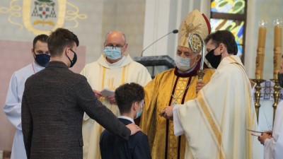 W niedzielę 28.02.2021 r. podczas Mszy Świętej o godz. 12.00 bp Edward Białogłowski udzielił Sakramentu Bierzmowania młodzieży z kl. VIII.  fot. Małgorzata Ryndak