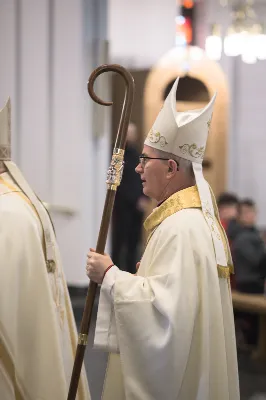 W Wielki Czwartek o godz. 10.00 w naszej Katedrze bp Jan Wątroba przewodniczył Mszy Krzyżma. Jest ona wyrazem jedności i wspólnoty duchowieństwa diecezji. Podczas tej Mszy Świętej biskup poświęcił olej chorych, katechumenów oraz olej krzyżma. Księża koncelebrujący z biskupem Eucharystię odnowili przyrzeczenia kapłańskie.
W koncelebrze wzięli udział bp Kazimierz Górny, bp Edward Białogłowski oraz 204 kapłanów z całej diecezji. W Eucharystii wzięli również udział licznie zebrani ministranci, lektorzy, animatorzy, ceremoniarze, członkowie scholi parafialnych i dziewczęcej służby maryjnej.
Podczas Mszy Świętej zaśpiewał chór Wyższego Seminarium Duchownego pod dyrekcją ks. dra Andrzeja Widaka. Przy organach zasiadł ks. Julian Wybraniec.
Fot. Małgorzata Ryndak