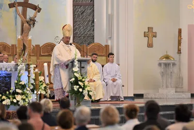 „Święty spokój” – pod takim hasłem 7 września 2019 r. spotkała się młodzież zrzeszona w katolickich ruchach i stowarzyszeniach na Diecezjalnym Dniu Młodych. Spotkanie było okazją do podsumowania wakacyjnych rekolekcji oraz wprowadzenia w systematyczną pracę w ciągu roku. W katedrze zgromadzili się członkowie Ruchu Światło-Życie, zarówno młodzież jak i członkowie Domowego Kościoła. Przed Mszą św. były świadectwa, które prowadził ks. Tomasz Rusyn, diecezjalny moderator Ruchu Światło-Życie. Zebrani wysłuchali m.in. świadectwa Katarzyny Dąbek i ks. Jana Kobaka, diecezjalnego duszpasterza rodzin, którzy prowadzili rekolekcje Ruchu Światło-Życie w Kenii. Eucharystii w katedrze przewodniczył bp Edward Białogłowski. Tegoroczny Diecezjalny Dzień Młodych odbył się po raz piąty.  fot. ks. Tomasz Nowak 