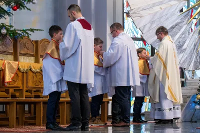 W niedzielę Chrztu Pańskiego, 8 stycznia, w ostatnim dniu okresu Bożego Narodzenia podczas Mszy Świętej o godz. 9.00 ks. Krzysztof Gołąbek, proboszcz naszej Katedry, przyjął do grona Liturgicznej Służby Ołtarza pięciu chłopców.
Po odpowiednim przygotowaniu, pod czujnym okiem ks. Pawła Wójcika – opiekuna ministrantów oraz ceremoniarza Rafała Waszczaka, otrzymali stopień choralisty, po raz pierwszy mogli ubrać kołnierzyki, a także otrzymali legitymacje ministranckie. To wielka radość dla naszej parafii. Gratulujemy chłopcom odwagi oraz życzymy wytrwałości w tym pięknym powołaniu, jakim jest służba przy Ołtarzu Pana Jezusa.
Drugim bardzo ważnym momentem w tym dniu było wręczenie pucharów dla trzech najlepszych ministrantów 2022 roku. Złotym ministrantem niezmiennie od kilku lat został animator Wojciech Jędrzejewski, srebrnym Adam Sowa, brązowym – najmłodszy w naszej wspólnocie – Dawid Pruchnicki. Gratulujemy im pięknej służby.
Zapraszamy wszystkich chętnych chłopców do wstąpienia w szeregi katedralnej Liturgicznej Służby Ołtarza.
Zainteresowanych prosimy o kontakt z ks. Pawłem Wójcikiem.

Rafał Waszczak
fot. Joanna Prasoł 