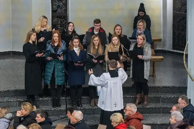 W środę popielcową (22.02.) biskup Jan Wątroba odprawił w katedrze rzeszowskiej Mszę Świętą na rozpoczęcie Wielkiego Postu. Homilię wygłosił ks. Sławomir Jeziorski, który prowadzi rekolekcje wielkopostne w parafii katedralnej. Podczas Eucharystii odbył się obrzęd posypania głów popiołem. Śpiew podczas liturgii prowadziła Katedralna Schola Liturgiczna. Liturgia była transmitowana przez Radio VIA.
fot. Joanna Prasoł