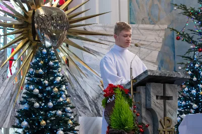 W niedzielę Chrztu Pańskiego, 8 stycznia, w ostatnim dniu okresu Bożego Narodzenia podczas Mszy Świętej o godz. 9.00 ks. Krzysztof Gołąbek, proboszcz naszej Katedry, przyjął do grona Liturgicznej Służby Ołtarza pięciu chłopców.
Po odpowiednim przygotowaniu, pod czujnym okiem ks. Pawła Wójcika – opiekuna ministrantów oraz ceremoniarza Rafała Waszczaka, otrzymali stopień choralisty, po raz pierwszy mogli ubrać kołnierzyki, a także otrzymali legitymacje ministranckie. To wielka radość dla naszej parafii. Gratulujemy chłopcom odwagi oraz życzymy wytrwałości w tym pięknym powołaniu, jakim jest służba przy Ołtarzu Pana Jezusa.
Drugim bardzo ważnym momentem w tym dniu było wręczenie pucharów dla trzech najlepszych ministrantów 2022 roku. Złotym ministrantem niezmiennie od kilku lat został animator Wojciech Jędrzejewski, srebrnym Adam Sowa, brązowym – najmłodszy w naszej wspólnocie – Dawid Pruchnicki. Gratulujemy im pięknej służby.
Zapraszamy wszystkich chętnych chłopców do wstąpienia w szeregi katedralnej Liturgicznej Służby Ołtarza.
Zainteresowanych prosimy o kontakt z ks. Pawłem Wójcikiem.

Rafał Waszczak
fot. Joanna Prasoł 