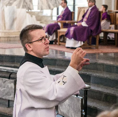 W V Niedzielę Wielkiego Postu, podczas Mszy Świętej o godz. 12:00, ks. Krzysztof Gołąbek – proboszcz naszej Katedry, przyjął do grona Liturgicznej Służby Ołtarza siedmiu nowych ministrantów. Po odpowiednim przygotowaniu, pod czujnym okiem ks. Pawła Wójcika oraz animatorów Adama i Miłosza, chłopcy otrzymali stopień ministranta choralisty – po raz pierwszy założyli kołnierzyki i otrzymali legitymacje ministranckie. To wyjątkowy moment i ogromna radość dla naszej wspólnoty! Podczas Mszy Świętej zaśpiewała Dziewczęca Schola Katedralna. Serdecznie gratulujemy chłopcom odwagi oraz życzymy wytrwałości w tej pięknej służbie przy Ołtarzu Pana Jezusa. Jeśli chcesz dołączyć do grona ministrantów – serdecznie zapraszamy! Zainteresowanych prosimy o kontakt z ks. Pawłem Wójcikiem.
fot. Antoni Ważny