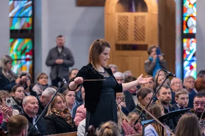 W niedzielę, 21 kwietnia 2024 roku, w Katedrze Rzeszowskiej odbył się Koncert Wielkanocny, którego organizatorem był Katedralny Chór Chłopięco-Męski „Pueri Cantores Resovienses” oraz parafia katedralna pw. Najświętszego Serca Pana Jezusa w Rzeszowie. 
Radosnym Alleluja podzielili się z licznie zgromadzoną publicznością wykonawcy: Krośnieński Zespół Kameralny, Chór Mieszany Ogólnokształcącej Szkoły Muzycznej II stopnia w Krośnie, Orkiestra Festiwalowa składająca się z uczniów i nauczycieli ZSM w Krośnie i PSM II st. w Jaśle oraz gospodarze koncertu – Katedralny Chór Chłopięco-Męski „Pueri Cantores Resovienses” pod dyrekcją Aleksandry Fiołek-Matuszewskiej. Pomysłodawcą i inicjatorem koncertu był Mateusz Gałuszka, organista, dyrygent, dyrektor jasielskiego festiwalu Musica Classica.
Na wstępie zaprezentowano 2 utwory w wykonaniu Chóru Mieszanego Ogólnokształcącej Szkoły Muzycznej II stopnia w Krośnie pod dyrekcją Renaty Zajdel: „Regina caeli” Jacques-Louisa Battmanna, w którym partię solową wykonała Jadwiga Kot-Ochał, zaś na organach akompaniował Mateusz Gałuszka oraz zabrzmiał „Magnificat” autorstwa Andrzeja Koszewskiego, skomponowany w 2004 roku.
Następnie publiczność mogła usłyszeć 3 utwory: kompozycję S.S. Szarzyńskiego „Jesu, spes mea” („Jezu – moja nadziejo”) na sopran, dwoje skrzypiec i organy, Koncert d-moll J.S. Bacha na obój i skrzypce oraz Koncert d-moll A. Vivaldiego.
Po muzyce instrumentalnej przyszedł czas na dzieła wokalno-instrumentalne. W tej części zabrzmiał motet „Ave Verum” W. A. Mozarta w wykonaniu Katedralnego Chóru Chłopięco-Męskiego „Pueri Cantores Resovienses” pod dyrekcją Aleksandry Fiołek-Matuszewskiej. Na organach akompaniował chórzysta Maksymilian Rogóż.
Historia Katedralnego Chóru Chłopięco-Męskiego „Pueri Cantores Resovienses” jest długa i bogata. Chór powstał w 1985 roku w Rzeszowie, a w przyszłym roku będzie obchodził jubileusz 40-lecia działalności. Obecnie dyrygentem Katedralnego Chóru Chłopięco-Męskiego jest Aleksandra Fiołek-Matuszewska, absolwentka Uniwersytetu Muzycznego im. Fryderyka Chopina w Warszawie.
Zwieńczeniem niedzielnego Koncertu Wielkanocnego było wykonanie wybranych części Oratorium „Mesjasz” G. F. Händla. Podniośle wybrzmiało 6 fragmentów tego dzieła. Orkiestra wykonała Sinfony (wstęp instrumentalny), następnie połączone chóry z orkiestrą zaprezentowały słuchaczom części: „Surely, He hath borne our griefs“ „And with His stripes we are healed”, „All we like sheep have gone astray”. Solową arię „How beautiful are the feet of them” z orkiestrą wykonała Jadwiga Kot-Ochał. Na koniec z wielką mocą wybrzmiała najsłynniejsza część tego oratorium: „Hallelujah” w wykonaniu połączonych chórów z orkiestrą, którymi zadyrygowała Aleksandra Fiołek-Matuszewska. Koncert poprowadził Ryszard Bieniek – prezes Katedralnego Chóru. 
Można śmiało powiedzieć, że była to muzyczna uczta dla ducha, o czym świadczyły gromkie brawa i owacje na stojąco. Z niecierpliwością czekamy na kolejne koncerty Katedralnego Chóru Chłopięco-Męskiego „Pueri Cantores Resovienses”.
fot. Joanna Prasoł