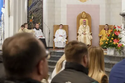 16 kwietnia 2022 r. bp Jan Wątroba przewodniczył liturgii Wigilii Paschalnej w naszej Katedrze. Podczas Mszy Świętej trzy osoby: Justyna, Anna i Nikola przyjęły sakrament chrztu, bierzmowania i Eucharystii.
fot. Joanna Prasoł