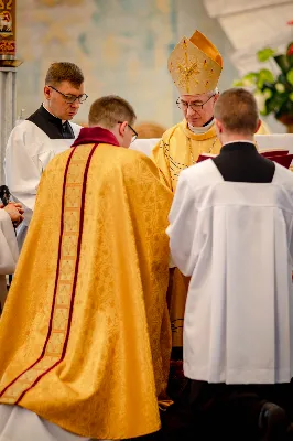 „Na swoje życie i swoje kapłaństwo trzeba popatrzeć w świetle Bożej miłości. Inaczej go nie pojmiemy ani my, ani ci, którzy będą na nas patrzeć” – mówił bp Jan Wątroba podczas Mszy św. z udzieleniem święceń prezbiteratu. 4 czerwca 2022 r. w kościele katedralnym jedenastu diakonów diecezji rzeszowskiej przyjęło sakrament kapłaństwa.
Do grona neoprezbiterów diecezji rzeszowskiej należą: ks. Sebastian Bełz z parafii w Nienadówce, ks. Krzysztof Lampart z parafii w Rudnej Wielkiej, ks. Mateusz Łachmanek z parafii w Lipinkach, ks. Karol Migut z parafii w Jasionce, ks. Marcin Murawski z parafii katedralnej w Rzeszowie, ks. Adrian Pazdan z parafii w Zagorzycach, ks. Tomasz Sienicki z parafii w Bieździedzy, ks. Dominik Świeboda z parafii w Palikówce, ks. Piotr Wąsacz z parafii bł. Władysława Findysza w Rzeszowie, ks. Mateusz Wojtuń z parafii w Święcanach oraz ks. Wiktor Zoła z parafii w Cieklinie.
Mszy św. przewodniczył i święceń udzielił bp Jan Wątroba. Eucharystię koncelebrowało około osiemdziesięciu księży, m.in: przełożeni Wyższego Seminarium Duchownego w Rzeszowie oraz proboszczowie i wikariusze z parafii rodzinnych neoprezbiterów. W Mszy św. uczestniczył abp Edward Nowak, bp Kazimierz Górny i bp Edward Białogłowski.
Zebranych w kościele katedralnym powitał ks. Krzysztof Gołąbek, proboszcz parafii.
W homilii bp Jan Wątroba nawiązał do słów z Ewangelii według św. Jana w których Chrystus tłumaczy co to znaczy być dobrym pasterzem. „Być kapłanem w Kościele Chrystusowym to znaczy mieć udział w Jego pasterskiej misji i stale upodabniać się do Dobrego Pasterza, który zna owce, karmi je, broni i jest gotów oddać życie dla ich dobra” – mówił hierarcha.
Po homilii odbył się obrzędy święceń: przyrzeczenie czci i posłuszeństwa Biskupowi Ordynariuszowi, Litania do Wszystkich Świętych podczas której kandydaci leżeli krzyżem, nałożenie rąk, modlitwa święceń oraz namaszczenie rąk krzyżmem i wręczenie chleba i wina. Podczas Liturgii Eucharystycznej nowo wyświęceni po raz pierwszy wyciągnęli dłonie nad chlebem i winem wypowiadając słowa konsekracji.
Na zakończenie Mszy św. ks. Tomasz Sienicki, podziękował w imieniu nowo wyświęconych wszystkim, którzy przyczynili się do przygotowania ich do kapłaństwa. Słowa wdzięczności, m.in. przełożonym Wyższego Seminarium Duchownego w Rzeszowie i rodzicom neoprezbiterów, wypowiedział bp Jan Wątroba. 
W drodze do zakrystii neoprezbiterzy zatrzymali się przy figurze Matki Bożej Fatimskiej zawierzając swoje kapłaństwo Matce Bożej.
W niedzielę, 5 czerwca, w Uroczystość Zesłania Ducha Świętego, neoprezbiterzy będą sprawować w swoich rodzinnych parafiach uroczyste Msze św. prymicyjne, a w najbliższych tygodniach otrzymają skierowania do parafii.

Fot. ks. Jakub Nagi oraz biala-wrona.pl
