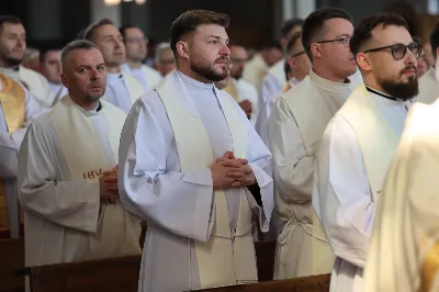 „Eucharystia powinna nas prowadzić do odkrycia kapłańskiej misji Ludu Bożego, kapłańskiej misji każdego z nas” – powiedział Biskup Rzeszowski podczas Mszy Wieczerzy Pańskiej, której przewodniczył w katedrze rzeszowskiej w Wielki Czwartek, 2 kwietnia 2026 r.
Podczas uroczystej liturgii Wielkiego Czwartku w katedrze rzeszowskiej, której przewodniczył bp Jan Wątroba, wierni zostali zaproszeni do refleksji nad tajemnicą Eucharystii, kapłaństwa oraz powołania całego Ludu Bożego do udziału w misji Chrystusa. Na zakończenie homilii biskup zachęcił do szczególnej modlitwy za kapłanów, zwłaszcza tych przeżywających trudności i kryzysy. „Panie Jezu, dobry pasterzu i towarzyszu wędrówki, dziś powierzamy Ci wszystkich kapłanów, ale zwłaszcza tych, którzy przechodzą chwilę kryzysu” – powiedział Biskup Rzeszowski. Wezwał także wspólnotę wiernych do troski o kapłanów poprzez modlitwę, życzliwość i wsparcie.
Wielkoczwartkowa liturgia w katedrze rzeszowskiej stała się nie tylko dziękczynieniem za dar Eucharystii i kapłaństwa, ale także wezwaniem do odnowienia świadomości odpowiedzialności każdego wiernego za życie Kościoła i świadectwo wiary w świecie. fot. ks. Jakub Oczkowicz