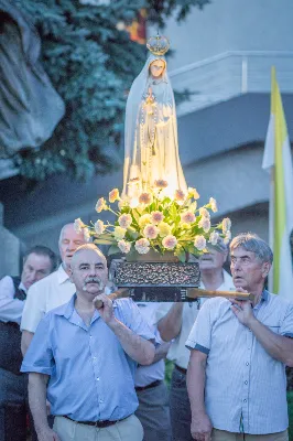 W piątek 13 sierpnia przeżywaliśmy kolejne w tym roku Nabożeństwo Fatimskie. O godz. 18.40 zostały przedstawione prośby i podziękowania do Matki Bożej Fatimskiej, w intencji których sprawowana była także Msza Święta. Eucharystii przewodniczył ks. Piotr Fortuna (proboszcz parafii Rzeszów-Matysówka), homilię zaś wygłosił ks. Jan Pyziak (proboszcz parafii Rzeszów-Matysówka w latach 1985-2018). Po Mszy Świętej wyruszyła procesja z figurą Matki Bożej, podczas której modlitwę różańcową prowadzili przedstawiciele parafii Rzeszów-Zalesie wraz ze swoim duszpasterzem ks. Marcinem Jaraczem. Modlitwę ubogaciła obecność Orkiestry Dętej pod dyrekcją Tadeusza Cielaka. Nabożeństwo zakończył Apel Jasnogórski. fot. Małgorzata Ryndak