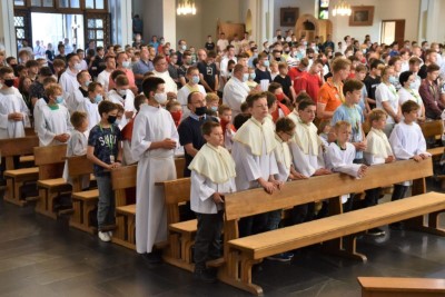 Mszą Świętą w naszej Katedrze rozpoczęły się XVI Mistrzostwa Polski Liturgicznej Służby Ołtarza w piłce nożnej o puchar „KnC”. W rozgrywkach 28 i 29 lipca 2021 r. weźmie udział 72 drużyny z 20 diecezji i 2 prowincji zakonnych. Zawody odbywają się ku pamięci śp. ks. Tomasza Blicharza.  Eucharystii przewodniczył bp Jan Wątroba. Mszę św. koncelebrowało ponad 40 księży – głównie opiekunowie drużyn sportowych z różnych diecezji. W Eucharystii uczestniczyła Stanisława Blicharz i Marcin Blicharz, mama i brat ks. Tomasz Blicharza, któremu dedykowany jest tegoroczny turniej (ks. Blicharz był przez wiele lat duszpasterzem Liturgicznej Służby Ołtarza Diecezji Rzeszowskiej, a także inicjatorem i głównym organizatorem poprzednich edycji mistrzostw LSO, które odbyły się w Rzeszowie w 2016 i 2018 r. Zmarł 17 października 2020 r. w wieku 39 lat). Po Mszy św. sportowcy z Liturgicznej Służby Ołtarza rozjechali się do czterech hal sportowych i na 8 Orlików na terenie Rzeszowa, Łąki, Trzebowniska i Tyczyna.  W zawodach uczestniczy 72 drużyny z 20 diecezji i 2 prowincji zakonnych w Polsce – jest to blisko 800 sportowców. Rywalizacja odbywa się w trzech kategoriach wiekowych: ministrant (roczniki urodzenia 2009-2013), lektor młodszy (2005-2008) i lektor starszy (2000-2004).  Diecezje rzeszowską reprezentują parafie: Gorlice (pw. Narodzenia NMP) i Rzeszów (pw. Bożego Ciała) w kategorii ministrant; Górno, Łowisko i Błażkowa w kategorii lektor młodszy oraz Zaczernie, Cmolas, Hermanowa, Rzeszów (pw. św. Mikołaja) i Tarnowiec w kategorii lektor starszy.  W poniedziałek, 28 czerwca zostaną rozegrane eliminacje. Drugi dzień zawodów również rozpocznie się Mszą św. w rzeszowskiej katedrze – Eucharystii będzie przewodniczył bp Edward Białogłowski. Ceremonię wręczenia nagród i zakończenia przewidziano na godz. 15.00 w Hali Sportowej Młodzieżowego Ośrodka Socjoterapii przy ul. Miłocińskiej w Rzeszowie.  Głównym organizatorem turnieju jest miesięcznik „KnC” – „Króluj nam Chryste”. Gospodarzami są: Diecezja Rzeszowska i Liturgiczna Służba Ołtarza Diecezji Rzeszowskiej.  Tekst i zdjęcia: ks. Tomasz Nowak 