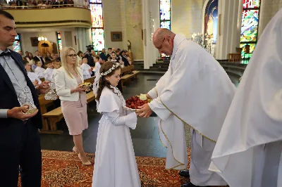 Maj to dla wielu najpiękniejszy miesiąc w roku. W liturgii Kościoła szczególnie wtedy czcimy Maryję oraz radujemy się ze Zmartwychwstania Pańskiego. W niedzielę 8 maja w naszej Katedrze dzieci z klas III doświadczyły równie wielkiej radości po raz pierwszy w pełni uczestnicząc we Mszy Świętej. To niezwykłe spotkanie z Chrystusem w Komunii Świętej zostało poprzedzone przygotowaniem poprzez katechezy w szkole i spotkania w parafii, a także spowiedzią. Poprzez niedzielne Eucharystie o godz. 12.00 i 13.30 celebrowane przez ks. Krzysztofa Gołąbka, proboszcza naszej Katedry, 88 dzieci rozpoczęło wielką przygodę z Jezusem ukrytym w Najświętszym Sakramencie. Towarzyszyli im rodzice, którzy wraz ze swoimi dziećmi przygotowywali się do tego wydarzenia, a także najbliższa rodzina. Posługę w liturgii Mszy Świętej pełniły dzieci pierwszokomunijne oraz ich rodzice.
Wielka radość serc dzieci komunijnych promieniowała na wszystkich uczestników Mszy Świętej i przypominała zebranym na liturgii, że spotkanie z Jezusem Eucharystycznym to przywilej i wielkie szczęście. Czas tej wielkiej radości został przedłużony przez „Biały Tydzień”, w którym dzieci uczestniczyły w wieczornej Eucharystii, przyjmując Jezusa do swoich serc. 

Wszystkim dzieciom, które w tym roku przeżywały swoją Pierwszą Komunię Świętą, życzymy, aby nie gasł w nich zapał do poznawania Jezusa i Jego nauki, a radość, jaka towarzyszyła tym dniom, była nieodłączną towarzyszką ich spotkań z Jezusem w Eucharystii. A s. Julicie i ks. Julianowi dziękujemy za serce włożone w przygotowanie dzieci do tego wielkiego wydarzenia.

fot. Paweł Styka