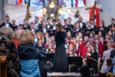 W niedzielę, 21 kwietnia 2024 roku, w Katedrze Rzeszowskiej odbył się Koncert Wielkanocny, którego organizatorem był Katedralny Chór Chłopięco-Męski „Pueri Cantores Resovienses” oraz parafia katedralna pw. Najświętszego Serca Pana Jezusa w Rzeszowie. 
Radosnym Alleluja podzielili się z licznie zgromadzoną publicznością wykonawcy: Krośnieński Zespół Kameralny, Chór Mieszany Ogólnokształcącej Szkoły Muzycznej II stopnia w Krośnie, Orkiestra Festiwalowa składająca się z uczniów i nauczycieli ZSM w Krośnie i PSM II st. w Jaśle oraz gospodarze koncertu – Katedralny Chór Chłopięco-Męski „Pueri Cantores Resovienses” pod dyrekcją Aleksandry Fiołek-Matuszewskiej. Pomysłodawcą i inicjatorem koncertu był Mateusz Gałuszka, organista, dyrygent, dyrektor jasielskiego festiwalu Musica Classica.
Na wstępie zaprezentowano 2 utwory w wykonaniu Chóru Mieszanego Ogólnokształcącej Szkoły Muzycznej II stopnia w Krośnie pod dyrekcją Renaty Zajdel: „Regina caeli” Jacques-Louisa Battmanna, w którym partię solową wykonała Jadwiga Kot-Ochał, zaś na organach akompaniował Mateusz Gałuszka oraz zabrzmiał „Magnificat” autorstwa Andrzeja Koszewskiego, skomponowany w 2004 roku.
Następnie publiczność mogła usłyszeć 3 utwory: kompozycję S.S. Szarzyńskiego „Jesu, spes mea” („Jezu – moja nadziejo”) na sopran, dwoje skrzypiec i organy, Koncert d-moll J.S. Bacha na obój i skrzypce oraz Koncert d-moll A. Vivaldiego.
Po muzyce instrumentalnej przyszedł czas na dzieła wokalno-instrumentalne. W tej części zabrzmiał motet „Ave Verum” W. A. Mozarta w wykonaniu Katedralnego Chóru Chłopięco-Męskiego „Pueri Cantores Resovienses” pod dyrekcją Aleksandry Fiołek-Matuszewskiej. Na organach akompaniował chórzysta Maksymilian Rogóż.
Historia Katedralnego Chóru Chłopięco-Męskiego „Pueri Cantores Resovienses” jest długa i bogata. Chór powstał w 1985 roku w Rzeszowie, a w przyszłym roku będzie obchodził jubileusz 40-lecia działalności. Obecnie dyrygentem Katedralnego Chóru Chłopięco-Męskiego jest Aleksandra Fiołek-Matuszewska, absolwentka Uniwersytetu Muzycznego im. Fryderyka Chopina w Warszawie.
Zwieńczeniem niedzielnego Koncertu Wielkanocnego było wykonanie wybranych części Oratorium „Mesjasz” G. F. Händla. Podniośle wybrzmiało 6 fragmentów tego dzieła. Orkiestra wykonała Sinfony (wstęp instrumentalny), następnie połączone chóry z orkiestrą zaprezentowały słuchaczom części: „Surely, He hath borne our griefs“ „And with His stripes we are healed”, „All we like sheep have gone astray”. Solową arię „How beautiful are the feet of them” z orkiestrą wykonała Jadwiga Kot-Ochał. Na koniec z wielką mocą wybrzmiała najsłynniejsza część tego oratorium: „Hallelujah” w wykonaniu połączonych chórów z orkiestrą, którymi zadyrygowała Aleksandra Fiołek-Matuszewska. Koncert poprowadził Ryszard Bieniek – prezes Katedralnego Chóru. 
Można śmiało powiedzieć, że była to muzyczna uczta dla ducha, o czym świadczyły gromkie brawa i owacje na stojąco. Z niecierpliwością czekamy na kolejne koncerty Katedralnego Chóru Chłopięco-Męskiego „Pueri Cantores Resovienses”.
fot. Joanna Prasoł