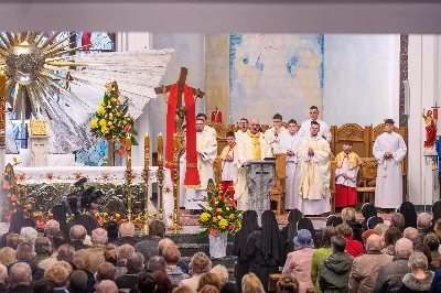 O świcie w Niedzielę Zmartwychwstania została odprawiona uroczysta Mszy św. w rzeszowskiej katedrze. Eucharystię poprzedziła procesja rezurekcyjna z Najświętszym Sakramentem. W oprawie muzycznej celebracji wziął udział katedralny chór chłopięco-męski Pueri Cantores Resovienses oraz katedralna orkiestra dęta.
Dnia 31 marca 2024 r. o godz. 6 w rzeszowskiej katedrze na rozpoczęcie procesji rezurekcyjnej rozbrzmiało zawołanie: „Chrystus zmartwychwstał, prawdziwie zmartwychwstał”. Wyrazem radości paschalnej była procesja z Najświętszym Sakramentem dokoła katedry z udziałem licznie zgromadzonych wiernych, straży grobowej i orkiestry dętej.
Po zakończonej procesji, została odprawiona uroczysta Eucharystia pod przewodnictwem ks. Krzysztofa Gołąbka, prepozyta rzeszowskiej kapituły katedralnej i proboszcza miejscowej wspólnoty parafialnej. Homilię wygłosił ks. Michał Rurak, penitencjarz kapituły, który zachęcał do zgłębiania tajemnicy zmartwychwstania.

„Zmartwychwstania jest czymś jedynym i wyjątkowym w swoim rodzaju. Łatwo napisać i powiedzieć czym zmartwychwstanie nie jest. Ale napisać i powiedzieć czym zmartwychwstanie jest, to zadanie na całe życie, i to nie tylko dla teologa czy księdza. To zadanie dla każdego z nas. Najważniejsze zadanie w życiu, bo ono zdecyduje co z nami będzie” – mówił kaznodzieja.
Ks. Rurak ukazał konsekwencje zmartwychwstania Chrystusa dla każdego wierzącego w kontekście całej historii Boga i człowieka. Mówił: „Zmartwychwstanie nie dotyczy tylko przyszłości, czasu po śmierci. Ono ma także znaczenie dla naszej doczesności. Bo skoro życie ma prowadzić do Zmartwychwstania, to znaczy, że ma wartość samo w sobie, że trzeba je szanować i jak najlepiej przeżyć.”
Na zakończenie Eucharystii transmitowanej przez katolickie Radio „VIA”, katedralny chór chłopięco-męski Pueri Cantores Resovienses pod dyrekcją Aleksandry Fiołek-Matuszewskiej wykonał uroczyste „Alleluja” z oratorium G.F. Haendla. Po zakończonej Mszy św. rezurekcyjnej katedralna orkiestra dęta pod batutą Tadeusza Cielaka odegrała radosne utwory wielkanocne. fot. Joanna Prasoł