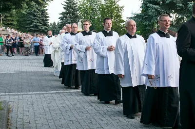 W czwartek 13 czerwca przeżywaliśmy uroczyste Nabożeństwo Fatimskie. Naszym modlitwom przewodniczył ks. Tadeusz Pindara. Kazanie wygłosił ks. Paweł Blat. O godz. 18.40 zostały przedstawione prośby i podziękowania do Matki Bożej Fatimskiej, w intencji których sprawowana była także Msza Święta. Po Mszy Świętej wyruszyła procesja z figurą Matki Bożej i relikwiami świętych Dzieci Fatimskich. Nabożeństwo zakończył Apel Jasnogórski. Dziękujemy parafii pw. Matki Bożej Częstochowskiej (Drabinianka) w Rzeszowie za przygotowanie liturgii oraz parafii pw. Miłosierdzia Bożego (Biała) za prowadzenie modlitwy różańcowej. fot. Joanna Prasoł 