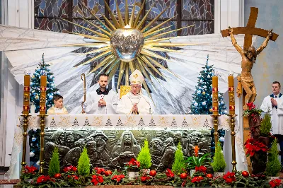 „Nasza wdzięczność jest szczególna wobec osób konsekrowanych za ich czytelne świadectwo wiary i za to, że żyjąc wiarą na co dzień ukazują chrystusowy styl życia” – mówił biskup Jan Wątroba podczas Mszy św. w katedrze rzeszowskiej w święto Ofiarowania Pańskiego. W Eucharystii, z okazji swojego święta patronalnego, uczestniczyły osoby konsekrowane posługujące w diecezji rzeszowskiej.
Mszy św. w katedrze rzeszowskiej przewodniczył bp Jan Wątroba, który modlił się w intencji osób konsekrowanych, przeżywających w święto Ofiarowania Pańskiego (02.02.) swoje święto patronalne. Eucharystię koncelebrował ks. Stanisław Kamiński, wikariusz biskupi ds. zakonnych, a także 9 kapłanów.
Na początku Mszy św. ks. Stanisław Kamiński powitał zebranych i wprowadził w przeżywaną liturgię. Następnie odbył się obrzęd błogosławieństwa świec i procesja z dolnego kościoła do głównej części katedry rzeszowskiej
Homilię wygłosił bp Jan Wątroba, który w pierwszej części, odnosząc się do przeżywanego święta, nawiązał do postawy Matki Najświętszej i św. Józefa. „Maryja uczy nas, że wierność Bogu oznacza wypełnianie prawa Bożego. Ona wypełniła wszystko bez wyjątku. Choć sama nie potrzebowała oczyszczenia, pozostała jednak posłuszna prawu. Skromna, prosta, uboga kobieta, poddana Bogu. W postawie Maryi i Józefa można dostrzec piękną lekcję dla rodziców i wychowawców. Rodzice powinni przedstawiać, czyli zawierzać swoje dzieci Panu Bogu. To jest gest wdzięczności wobec Stwórcy, a także znak wielkiej pokory wobec niełatwej misji rodzicielskiej i wychowawczej. Pełny rozwój człowieka dokonuje się dzięki Bożej łasce, a rodzice powinni się czuć narzędziem Bożej łaski, dlatego powinni często błogosławić swoje dzieci, modlić się za nie i z nimi oraz wciąż na nowo zawierzać je Panu Bogu” – mówił bp Wątroba.
Biskup Rzeszowski odnosząc się do obchodzonego Dnia życia konsekrowanego powiedział: „Trzy elementy wspólnoty: słowo, wierność i otwarcie na Ducha Świętego stanowią istotę życia każdej osoby konsekrowanej. Rozważać słowo Boże, trwać wiernie na modlitwie i być otwartym na to, co Duch Święty chce nam powiedzieć, to wypełnić powołanie do życia konsekrowanego, a jednocześnie wyznać wiarę w Kościół Chrystusowy. Nasza wdzięczność jest szczególna wobec osób konsekrowanych za ich czytelne świadectwo wiary i za to, że żyjąc wiarą na co dzień ukazują chrystusowy styl życia. Towarzyszą nam przez swoją pełną zatroskania miłosierną obecność, ale także przez milczącą obecność przepełnioną modlitwą w intencjach Kościoła, świata, a także poszczególnych osób i wspólnot”.
Po homilii osoby konsekrowane zgromadzone w katedrze odnowiły swoje przyrzeczenia.
Na zakończenie liturgii s. Agata Jakieła CSFN, referentka diecezjalna ds. życia konsekrowanego, podziękowała bp. Janowi Wątrobie za przewodniczenie liturgii i modlitwę w intencji osób życia konsekrowanego.
W Eucharystii w rzeszowskiej katedrze uczestniczyło prawie 100 osób życia konsekrowanego, a pośród nich ojcowie i bracia zakonni, siostry zakonne, wdowy i dziewice konsekrowane oraz członkowie instytutów świeckich. Śpiewy podczas liturgii wykonała Katedralna Schola Liturgiczna pod dyrekcją ks. Juliana Wybrańca, a przy organach zasiadł katedralny organista – Wiesław Siewierski. 

fot. Jola Warchoł