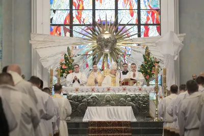 W Wielki Czwartek o godz. 10.00 w naszej Katedrze bp Jan Wątroba przewodniczył Mszy Krzyżma. Jest ona wyrazem jedności i wspólnoty duchowieństwa diecezji. Podczas tej Mszy Świętej biskup poświęcił olej chorych, katechumenów oraz olej krzyżma. Księża koncelebrujący z biskupem Eucharystię odnowili przyrzeczenia kapłańskie.
W koncelebrze wzięli udział bp Kazimierz Górny, bp Edward Białogłowski oraz 204 kapłanów z całej diecezji. W Eucharystii wzięli również udział licznie zebrani ministranci, lektorzy, animatorzy, ceremoniarze, członkowie scholi parafialnych i dziewczęcej służby maryjnej.
Podczas Mszy Świętej zaśpiewał chór Wyższego Seminarium Duchownego pod dyrekcją ks. dra Andrzeja Widaka. Przy organach zasiadł ks. Julian Wybraniec.
Fot. Małgorzata Ryndak