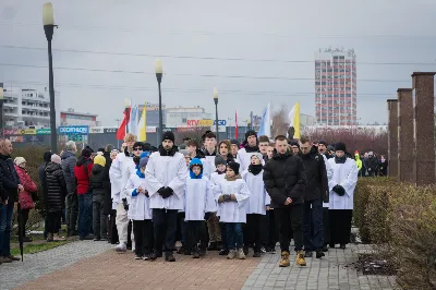 W Wielki Piątek (7 kwietnia) w Parku Papieskim odbyła się Droga Krzyżowa wprowadzająca w przeżywanie Liturgii Męki Pańskiej. Prowadzona była przez wspólnotę Wyższego Seminarium Duchownego w Rzeszowie pod przewodnictwem Biskupa Rzeszowskiego Jana Wątroby. W rozważaniach kolejnych stacji, ks. dr Mateusz Rachwalski, prefekt seminarium, zachęcał do życia zgodnie z nauką wypływającą z krzyża Chrystusowego.
fot. Małgorzata Ryndak