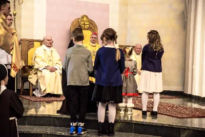 W liturgiczne święto św. Jana Apostoła i Ewangelisty, w katedrze rzeszowskiej duchowni i świeccy modlili się w intencji bp. Jana Wątroby. Eucharystię, której przewodniczył Solenizant, koncelebrowali: bp Kazimierz Górny, bp Edward Białogłowski oraz 56 księży.  fot. Dariusz Kamiński (https://fotografiarzeszow.com.pl)