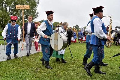 W niedzielę 29 sierpnia 2021 r. w Parku Papieskim w Rzeszowie odbyły się Dożynki Diecezjalne. Mimo deszczowej pogody do Parku Papieskiego przyjechało 57 delegacji z parafii diecezji rzeszowskiej z 65 wieńcami. Tegoroczną obsługę dożynek, w tym przygotowanie liturgii, zapewnili wierni i duszpasterze z dekanatu Rzeszów Wschód. Przed Mszą św. członkowie Stowarzyszenia Przyjaciół Ziemi Słocińskiej zaprezentowali program słowno-muzyczny. Podczas Mszy św. wystąpił chór z parafii św. Rocha w Rzeszowie pod dyrekcją Krzysztofa Husa oraz Gminna Orkiestra Dęta z Krasnego. Przed rozpoczęciem Mszy św. ks. Jerzy Uchman, diecezjalny duszpasterz rolników, przywitał przybyłych do Rzeszowa rolników, ogrodników, sadowników i pszczelarzy, wśród nich starostów dożynek: Marka Leśniewskiego i Teresę Kilar z parafii św. Rocha w Rzeszowie. Mszy św. przewodniczył bp Jan Wątroba. W koncelebrze uczestniczył bp Kazimierz Górny, ks. Wiesław Szurek oraz blisko dwudziestu księży. W długiej procesji z darami do ołtarza podeszły delegacje wszystkich obecnych parafii przynosząc chleby, wino, miód i owoce. Na zakończenie liturgii Biskup Rzeszowski pobłogosławił przyniesione płody ziemi. Po błogosławieństwie poszczególne delegacje, przedstawiane przez ks. Rafała Flaka, dyrektora Wydziału Duszpasterskiego Kurii Diecezjalnej w Rzeszowie, zaprezentowały swoje wieńce.  Fot. ks. Tomasz Nowak