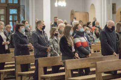 W kościele katedralnym w Rzeszowie bp Jan Wątroba przewodniczył Mszy św., która zainaugurowała fazę diecezjalną ogólnokościelnego synodu biskupów, który przebiega pod hasłem “W stronę Kościoła synodalnego. Komunia. Uczestnictwo. Misja”. W Eucharystii uczestniczył również bp Kazimierz Górny, kapłani odpowiedzialni za poszczególne duszpasterstwa w diecezji, siostry zakonne i świeccy.  Przed rozpoczęciem Eucharystii, ks. dr Rafał Flak, który jest dyrektorem wydziału duszpasterskiego, a także diecezjalnym koordynatorem synodu, wyjaśnił wiernym zebranym w katedrze czym jest rozpoczęty synod i jaka jest jego problematyka oraz jakie są oczekiwania Ojca Świętego, który zainicjował to wydarzenie.  “Synod jest synodem o tym, jaki teraz jest Kościół, jak bardzo jest prawdziwą wspólnotą i co możemy zrobić, żeby bardziej spełniał swoją misję. Synod ma tworzyć przestrzeń do wspólnej modlitwy i rozmowy oraz skłonić do zastanowienia się, jak wygląda nasze “podążanie razem”, bo to jest znaczenie terminu “synod”. Co jest w nim wyjątkowe? Że nie jest synodem wyłącznie biskupów, ale wszystkich wiernych” – podkreślał ks. Flak .  Powołując się na “Vademecum synodu o synodalności”, ks. Rafał Flak mówił, że na etapie diecezjalnym synodu konieczne jest doprowadzenie do spotkania na linii duchowni-świeccy, by nawzajem wypowiedzieć konstruktywne uwagi o Kościele dzisiaj. “Vademecum mówi także o tym, opisując dziewięć pułapek, w które można wpaść, organizując synodalne rozmowy. To na przykład słuchanie tylko tych, którzy już są zaangażowani w działalność Kościoła, skupianie się na sobie i na naglących troskach, dostrzeganie tylko “problemów” albo patrzenie na synodalność jak na “korporacyjne ćwiczenie strategiczne”, nie jak na proces duchowy, któremu przewodzi Duch Święty”.  W homilii bp Jan Wątroba powiedział, że synod jest “pójściem wspólną drogą”, na której znajdują się wierni tworzący Kościół i Chrystus będący centrum Kościoła. “Synod towarzyszy Kościołowi od samego początku istnienia, dlatego nie jest czymś nowym. To w taki wspólnotowy sposób, poprzez słuchanie Ducha Świętego, Kościół przez wieki był konfrontowany z różnymi wydarzeniami, zagrożeniami i wyzwaniami i w ten sposób je podejmował, rozwiązywał i podejmował ważne decyzje oraz dokonywał wyboru. Zawsze działo się to i dzieje dzisiaj przy wzywaniu Ducha Świętego i słuchaniu Go” – mówił bp Wątroba.  Biskup Rzeszowski podkreślał również, że Ojciec Święty Franciszek zaprosił cały Kościół, cały lud Boży, czyli wszystkich ochrzczonych niezależnie w jakim żyją stanie, środowisku, bez względu na to jaki jest poziom ich życia moralnego, jakie jest ich aktualne zaangażowanie w życie Kościoła. Wszyscy na mocy chrztu świętego są odpowiedzialni za Kościół, za jego kształt, misję, owocność jego działania oraz za to, na ile Kościół jest tym i taki jakim go chciał mieć Jezus. Wszyscy zatem jesteśmy odpowiedzialni za to, na ile nasz Kościół jest “jakby sakramentem zbawienia”, czyli “widzialnym znakiem, niewidzialnej łaski”. Więc każdy jest zaproszony do udziału w synodzie, którego kluczem oprócz słowa “droga”, jest “spotkanie”, “słuchanie”, “rozeznawanie” – wyjaśniał bp Wątroba.  Na zakończenie homilii bp Jan Wątroba zaprosił wszystkich obecnych w katedrze, a także słuchaczy Katolickiego Radia VIA do włączenia się w modlitwę za synod i o dobre jego owoce.   fot. Małgorzata Ryndak