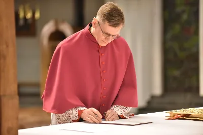 W Katedrze Rzeszowskiej podczas I Nieszporów Uroczystości św. Józefa Oblubieńca NMP odbył się obrzęd instalacji nowych kanoników Kapituły Katedralnej w Rzeszowie. Liturgii Nieszporów przewodniczył ks. Krzysztof Gołąbek, proboszcz Katedry i prepozyt Kapituły Katedralnej, który wygłosił również homilię. Uroczystości rozpoczęły się od odczytania przez ks. Gołąbka dekretu bp. Jana Wątroby o włączeniu nowych członków do grona Kapituły. Następnie nowi kanonicy złożyli wyznanie wiary oraz przysięgę wierności przy obejmowaniu urzędu wykonywanego w imieniu Kościoła.

Do grona kanoników katedralnych dołączyli: ks. dr Paweł Synoś – Wikariusz Biskupi do spraw duchowieństwa diecezjalnego, ks. Prałat dr Piotr Tarnawski – Sekretariat Stanu Stolicy Apostolskiej, ks. dr Marek Story – Dykasteria Nauki Wiary w Watykanie, ks. dr Stanisław Kamiński – Wikariusz Biskupi do spraw życia konsekrowanego, proboszcz Parafii św. Józefa w Głogowie Małopolskim, ks. kanonik Stanisław Jamiński – proboszcz Parafii NNMP w Rzeszowie – Staroniwa, ks. kanonik Tadeusz Pindara – proboszcz Parafii Matki Bożej Częstochowskiej w Rzeszowie, ks. dr Przemysław Drąg – proboszcz Parafii pw. Trójcy Przenajświętszej w Głogowie Małopolskim.

W diecezji rzeszowskiej istnieje kapituła katedralna i cztery kapituły kolegiackie: biecka, jasielska, kolbuszowska i strzyżowska. Historycznie kanonicy byli księżmi stanowiącymi grupę skupioną wokół biskupa miejsca, których zadaniem było pomaganie mu w zarządzaniu lokalnym Kościołem. Obowiązani byli określoną regułą, czyli kanonem praw, stąd właśnie pochodzi nazwa kanonik.

Poszczególne kapituły mają swoje charakterystyczne stroje, którymi wyróżniają się od pozostałych duchownych. Strojem kanoników kapitulnych jest sutanna z obszywkami i guzikami koloru fioletowego, pas fioletowy, następnie rokieta, mucet (fioletowa pelerynka) lub mantolet oraz łańcuch z dystynktorium. Fot. ks. Jakub Oczkowicz