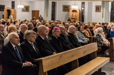 We wtorek 22.10.2019 r. w liturgiczne wspomnienie św. Jana Pawła II bp Jan Wątroba poświęcił ołtarz-relikwiarium ku czci Świętego Papieża na Mszy Świętej o godz. 18.00 jako dar parafian na 100-lecie urodzin Karola Wojtyły. 20 minut przed Mszą Świętą nasz Chór Katedralny Pueri Cantores Resovienses pod dyrekcją Marcina Florczaka wykonał koncert dedykowany św. Janowi Pawłowi II. Po Mszy Świętej Akcja Katolicka naszej parafii poprowadziła różaniec z Ojcem Świętym Janem Pawłem II przy Jego relikwiach. Fot. Dariusz Kamiński (https://fotografiarzeszow.com.pl/) 