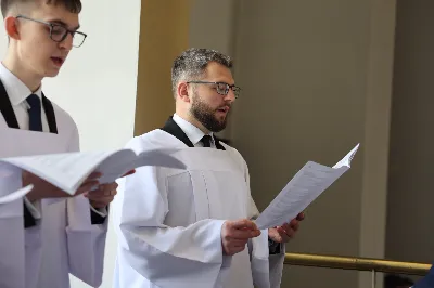 „Eucharystia powinna nas prowadzić do odkrycia kapłańskiej misji Ludu Bożego, kapłańskiej misji każdego z nas” – powiedział Biskup Rzeszowski podczas Mszy Wieczerzy Pańskiej, której przewodniczył w katedrze rzeszowskiej w Wielki Czwartek, 2 kwietnia 2026 r.
Podczas uroczystej liturgii Wielkiego Czwartku w katedrze rzeszowskiej, której przewodniczył bp Jan Wątroba, wierni zostali zaproszeni do refleksji nad tajemnicą Eucharystii, kapłaństwa oraz powołania całego Ludu Bożego do udziału w misji Chrystusa. Na zakończenie homilii biskup zachęcił do szczególnej modlitwy za kapłanów, zwłaszcza tych przeżywających trudności i kryzysy. „Panie Jezu, dobry pasterzu i towarzyszu wędrówki, dziś powierzamy Ci wszystkich kapłanów, ale zwłaszcza tych, którzy przechodzą chwilę kryzysu” – powiedział Biskup Rzeszowski. Wezwał także wspólnotę wiernych do troski o kapłanów poprzez modlitwę, życzliwość i wsparcie.
Wielkoczwartkowa liturgia w katedrze rzeszowskiej stała się nie tylko dziękczynieniem za dar Eucharystii i kapłaństwa, ale także wezwaniem do odnowienia świadomości odpowiedzialności każdego wiernego za życie Kościoła i świadectwo wiary w świecie. fot. ks. Jakub Oczkowicz