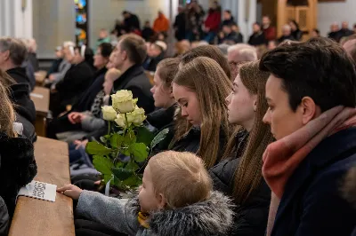 6 kwietnia 2023 r. o godz. 18.00 w Katedrze Rzeszowskiej rozpoczęła się Msza Wieczerzy Pańskiej, której przewodniczył bp Jan Wątroba. W koncelebrze uczestniczyli głównie księża z Parafii Katedralnej i z Wyższego Seminarium Duchownego w Rzeszowie. Po Komunii św. Najświętszy Sakrament przeniesiono do kaplicy adoracji zwanej "ciemnicą" przygotowaną w dolnym kościele Katedry. Podczas liturgii śpiewał Katedralny Chór Chłopięco-Męski "Pueri Cantores Resovienses" pod dyrekcją Edyty Kotuli oraz Angeli Pacuty.
fot. Joanna Prasoł