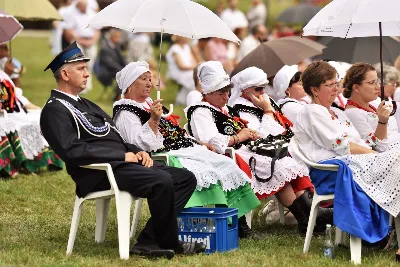 „Wierność ideałom jest gwarantem tego, że nie pogubimy się życiowo, nie skompromitujemy się i w naszym polskim domu będziemy gospodarzami, a nie najemnikami” – mówił podczas Dożynek Diecezjalnych bp Edward Białogłowski. 28 sierpnia 2022 r. do Parku Papieskiego w Rzeszowie przyjechało ponad 60 delegacji z wieńcami.

Do Parku Papieskiego w Rzeszowie przyjechało ponad 60 delegacji z parafii diecezji rzeszowskiej z wieńcami żniwnymi. Tegoroczną obsługę dożynek, w tym przygotowanie liturgii, zapewnili wierni i duszpasterze z Diecezjalnego Sanktuarium św. Józefa w Rzeszowie i dekanatu Rzeszów Północ. Przed Mszą św. odbył się program słowno-muzyczny w wykonaniu Diakonii Muzycznej z parafii św. Józefa w Rzeszowie.

Przed rozpoczęciem Mszy św. ks. Jerzy Uchman, diecezjalny duszpasterz rolników, przywitał przybyłych do Rzeszowa rolników, ogrodników, sadowników i pszczelarzy, wśród nich starostów dożynek: Aleksandrę i Bartłomieja Kędziorów z parafii pw. św. Józefa w Rzeszowie, a także obecnych na Mszy św. parlamentarzystów, władze państwowe i samorządowe, służby mundurowe oraz poczty sztandarowe.

Eucharystii przewodniczył bp Kazimierz Górny. W koncelebrze uczestniczył bp Edward Białogłowski, ks. infułat Wiesław Szurek oraz blisko dwudziestu księży.

Homilię wygłosił bp Edward Białogłowski.

„Dziękujemy Bogu za rolników, którzy mimo różnych trudności i przeciwności, które dotykają polską wieś, trwają przy rodzinnych gospodarstwach. Pochylają się nad rolą, która wydaje chleb i różne rośliny, warzywa, owoce i kwiaty. Dziękujemy wam, gospodynie i gospodarze, starsi i młodzi, za troskę i bezpieczeństwo żywnościowe naszego kraju oraz za zapasy żywnościowe, które są sprzedawane do innych krajów, a także wspomagają naszych sąsiadów borykających się, czy uciekających ze swojego kraju przed wojną do naszej ojczyzny, aby znaleźć tutaj bezpieczny kąt” – mówił bp Edward Białogłowski.

Biskup Białogłowski kierując do zebranych słowa zachęty pytał:

„Czy wasze domu rozbrzmiewają codzienną modlitwą dziękczynną i błagalną? Czy niedziela dla waszych domowników jest dniem świętym, z udziałem we Mszy św., z rodzinnym posiłkiem, z rozmową o waszej rodzinie, o jej troskach i radościach, o gospodarstwie, jego przyszłości i o przyszłości naszej ojczyzny? Zapalajcie ducha młodego pokolenia do życia ideałami: Bóg, honor, ojczyzna (…) Wierność ideałom jest gwarantem tego, że nie pogubimy się życiowo, nie skompromitujemy się i w naszym polskim domu będziemy gospodarzami, a nie najemnikami” – mówił bp Białogłowski.

Po błogosławieństwie poszczególne delegacje zaprezentowały swoje wieńce.

ks. Jakub Nagi
fot. ks. Tomasz Nowak