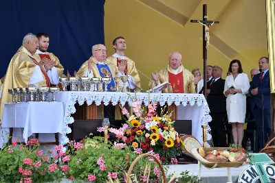 „Wierność ideałom jest gwarantem tego, że nie pogubimy się życiowo, nie skompromitujemy się i w naszym polskim domu będziemy gospodarzami, a nie najemnikami” – mówił podczas Dożynek Diecezjalnych bp Edward Białogłowski. 28 sierpnia 2022 r. do Parku Papieskiego w Rzeszowie przyjechało ponad 60 delegacji z wieńcami.

Do Parku Papieskiego w Rzeszowie przyjechało ponad 60 delegacji z parafii diecezji rzeszowskiej z wieńcami żniwnymi. Tegoroczną obsługę dożynek, w tym przygotowanie liturgii, zapewnili wierni i duszpasterze z Diecezjalnego Sanktuarium św. Józefa w Rzeszowie i dekanatu Rzeszów Północ. Przed Mszą św. odbył się program słowno-muzyczny w wykonaniu Diakonii Muzycznej z parafii św. Józefa w Rzeszowie.

Przed rozpoczęciem Mszy św. ks. Jerzy Uchman, diecezjalny duszpasterz rolników, przywitał przybyłych do Rzeszowa rolników, ogrodników, sadowników i pszczelarzy, wśród nich starostów dożynek: Aleksandrę i Bartłomieja Kędziorów z parafii pw. św. Józefa w Rzeszowie, a także obecnych na Mszy św. parlamentarzystów, władze państwowe i samorządowe, służby mundurowe oraz poczty sztandarowe.

Eucharystii przewodniczył bp Kazimierz Górny. W koncelebrze uczestniczył bp Edward Białogłowski, ks. infułat Wiesław Szurek oraz blisko dwudziestu księży.

Homilię wygłosił bp Edward Białogłowski.

„Dziękujemy Bogu za rolników, którzy mimo różnych trudności i przeciwności, które dotykają polską wieś, trwają przy rodzinnych gospodarstwach. Pochylają się nad rolą, która wydaje chleb i różne rośliny, warzywa, owoce i kwiaty. Dziękujemy wam, gospodynie i gospodarze, starsi i młodzi, za troskę i bezpieczeństwo żywnościowe naszego kraju oraz za zapasy żywnościowe, które są sprzedawane do innych krajów, a także wspomagają naszych sąsiadów borykających się, czy uciekających ze swojego kraju przed wojną do naszej ojczyzny, aby znaleźć tutaj bezpieczny kąt” – mówił bp Edward Białogłowski.

Biskup Białogłowski kierując do zebranych słowa zachęty pytał:

„Czy wasze domu rozbrzmiewają codzienną modlitwą dziękczynną i błagalną? Czy niedziela dla waszych domowników jest dniem świętym, z udziałem we Mszy św., z rodzinnym posiłkiem, z rozmową o waszej rodzinie, o jej troskach i radościach, o gospodarstwie, jego przyszłości i o przyszłości naszej ojczyzny? Zapalajcie ducha młodego pokolenia do życia ideałami: Bóg, honor, ojczyzna (…) Wierność ideałom jest gwarantem tego, że nie pogubimy się życiowo, nie skompromitujemy się i w naszym polskim domu będziemy gospodarzami, a nie najemnikami” – mówił bp Białogłowski.

Po błogosławieństwie poszczególne delegacje zaprezentowały swoje wieńce.

ks. Jakub Nagi
fot. ks. Tomasz Nowak