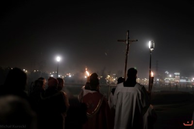 W piątek 24.03.2017 r. o godz. 20.00 wyruszyliśmy na Drogę Krzyżową do Parku Papieskiego.  fot. Michał Kurecki Fotografia