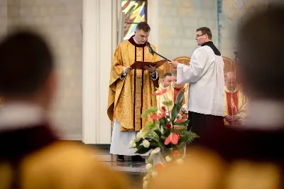 „Na swoje życie i swoje kapłaństwo trzeba popatrzeć w świetle Bożej miłości. Inaczej go nie pojmiemy ani my, ani ci, którzy będą na nas patrzeć” – mówił bp Jan Wątroba podczas Mszy św. z udzieleniem święceń prezbiteratu. 4 czerwca 2022 r. w kościele katedralnym jedenastu diakonów diecezji rzeszowskiej przyjęło sakrament kapłaństwa.
Do grona neoprezbiterów diecezji rzeszowskiej należą: ks. Sebastian Bełz z parafii w Nienadówce, ks. Krzysztof Lampart z parafii w Rudnej Wielkiej, ks. Mateusz Łachmanek z parafii w Lipinkach, ks. Karol Migut z parafii w Jasionce, ks. Marcin Murawski z parafii katedralnej w Rzeszowie, ks. Adrian Pazdan z parafii w Zagorzycach, ks. Tomasz Sienicki z parafii w Bieździedzy, ks. Dominik Świeboda z parafii w Palikówce, ks. Piotr Wąsacz z parafii bł. Władysława Findysza w Rzeszowie, ks. Mateusz Wojtuń z parafii w Święcanach oraz ks. Wiktor Zoła z parafii w Cieklinie.
Mszy św. przewodniczył i święceń udzielił bp Jan Wątroba. Eucharystię koncelebrowało około osiemdziesięciu księży, m.in: przełożeni Wyższego Seminarium Duchownego w Rzeszowie oraz proboszczowie i wikariusze z parafii rodzinnych neoprezbiterów. W Mszy św. uczestniczył abp Edward Nowak, bp Kazimierz Górny i bp Edward Białogłowski.
Zebranych w kościele katedralnym powitał ks. Krzysztof Gołąbek, proboszcz parafii.
W homilii bp Jan Wątroba nawiązał do słów z Ewangelii według św. Jana w których Chrystus tłumaczy co to znaczy być dobrym pasterzem. „Być kapłanem w Kościele Chrystusowym to znaczy mieć udział w Jego pasterskiej misji i stale upodabniać się do Dobrego Pasterza, który zna owce, karmi je, broni i jest gotów oddać życie dla ich dobra” – mówił hierarcha.
Po homilii odbył się obrzędy święceń: przyrzeczenie czci i posłuszeństwa Biskupowi Ordynariuszowi, Litania do Wszystkich Świętych podczas której kandydaci leżeli krzyżem, nałożenie rąk, modlitwa święceń oraz namaszczenie rąk krzyżmem i wręczenie chleba i wina. Podczas Liturgii Eucharystycznej nowo wyświęceni po raz pierwszy wyciągnęli dłonie nad chlebem i winem wypowiadając słowa konsekracji.
Na zakończenie Mszy św. ks. Tomasz Sienicki, podziękował w imieniu nowo wyświęconych wszystkim, którzy przyczynili się do przygotowania ich do kapłaństwa. Słowa wdzięczności, m.in. przełożonym Wyższego Seminarium Duchownego w Rzeszowie i rodzicom neoprezbiterów, wypowiedział bp Jan Wątroba. 
W drodze do zakrystii neoprezbiterzy zatrzymali się przy figurze Matki Bożej Fatimskiej zawierzając swoje kapłaństwo Matce Bożej.
W niedzielę, 5 czerwca, w Uroczystość Zesłania Ducha Świętego, neoprezbiterzy będą sprawować w swoich rodzinnych parafiach uroczyste Msze św. prymicyjne, a w najbliższych tygodniach otrzymają skierowania do parafii.

Fot. ks. Jakub Nagi oraz biala-wrona.pl
