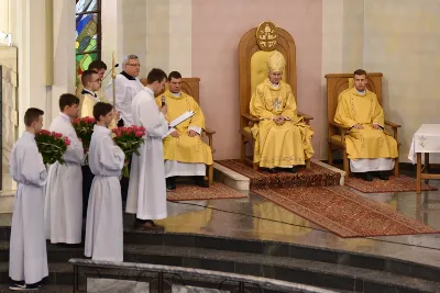 W Wielki Czwartek, 18 kwietnia 2019 r., w rzeszowskiej katedrze odbyła się Msza Krzyżma, w której uczestniczyło 243 kapłanów. Mszy św. przewodniczył bp Jan Wątroba. W koncelebrze uczestniczyli m.in.: bp Kazimierz Górny, bp Edward Białogłowski oraz infułaci: ks. Stanisław Mac i ks. Wiesław Szurek. Podczas Eucharystii bardzo licznie była reprezentowana Liturgiczna Służba Ołtarza: lektorzy, ministranci, dziewczęca służba maryjna i schole.  Po Komunii św. bp Jan Wątroba poświęcił olej krzyżma, który jest używany m.in. podczas udzielania sakramentu chrztu, bierzmowania i święceń kapłańskich. Wcześniej biskup pobłogosławił olej chorych i olej katechumenów.  Przed błogosławieństwem ks. Zbigniew Irzyk, dziekan dekanatu Jasło-Wschód, proboszcz parafii farnej w Jaśle, w imieniu wszystkich kapłanów złożył biskupom świąteczne życzenia. Biskupom złożyli życzenia również przedstawiciele Liturgicznej Służby Ołtarza.  Już po Mszy św. dziekani lub ich przedstawiciele odebrali poświęcone oleje.  fot. ks. Tomasz Nowak 